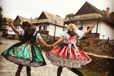 【日本語ガイド】世界遺産『ホッローケー』と王妃・エリザベートが愛した『グゥドゥルー宮殿』（昼食付）