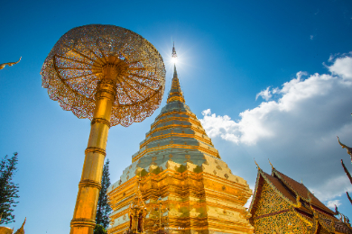 【日本語ガイド】【半日】標高1000ⅿに建つ、黄金に輝く仏塔  ドイステープ寺院観光