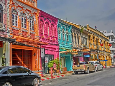 【日本語ガイド】
ワットチャロン観光＆タウンオールドタウン探索&ビーチ象乗り体験