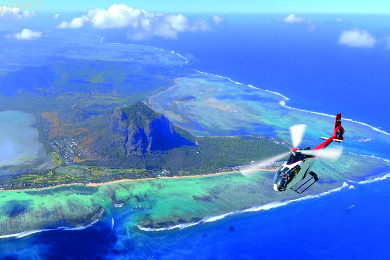 【半日ツアー】【Bel Ombre発着】【専用車】
絶景！海中の滝を上空から！～海中の滝ヘリコプターツアー～
