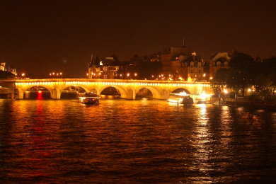 【半日】パリの夜景を優雅に堪能！
バトーパリジャン利用セーヌ川ディナークルーズ